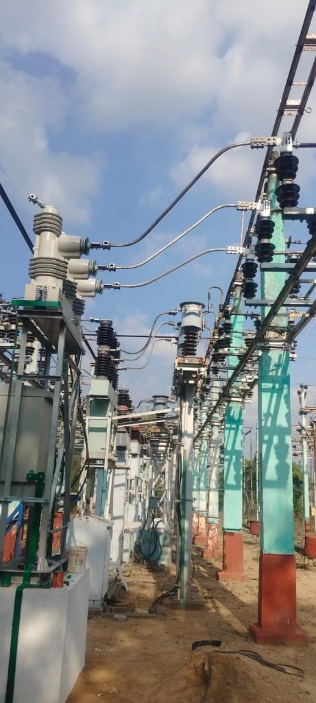 Outdoor substation equipment arranged along a switchgear bay
